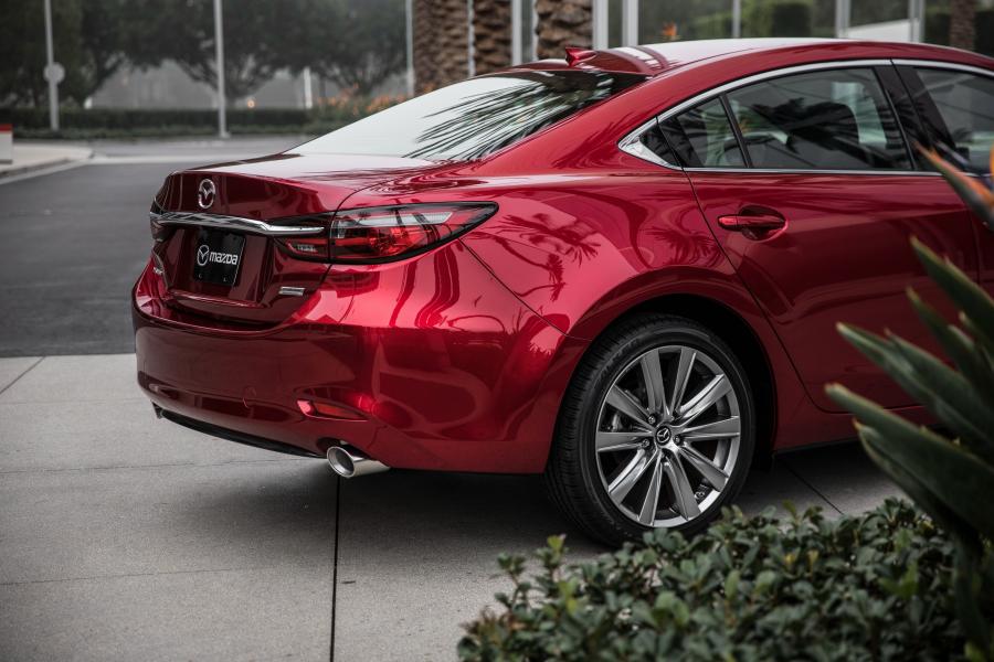 Детали экстерьера Mazda6 (GJ) 2018 года  (NA) (фото 38 из 40)